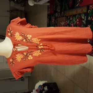 3/$20🌸 Embroidered Tee- Small